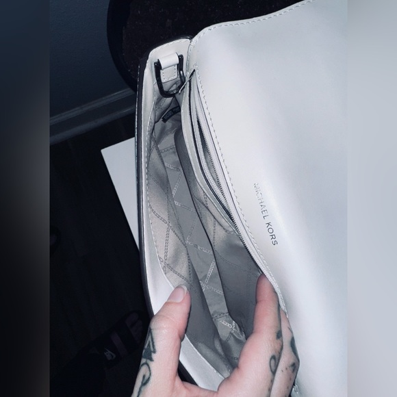 Black and White Michael Kors crossbody - Picture 4 of 4